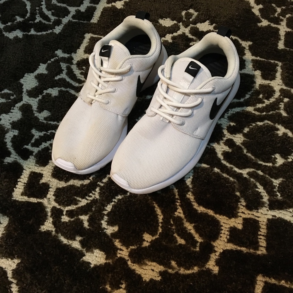 WHITE NIKE ROSHES